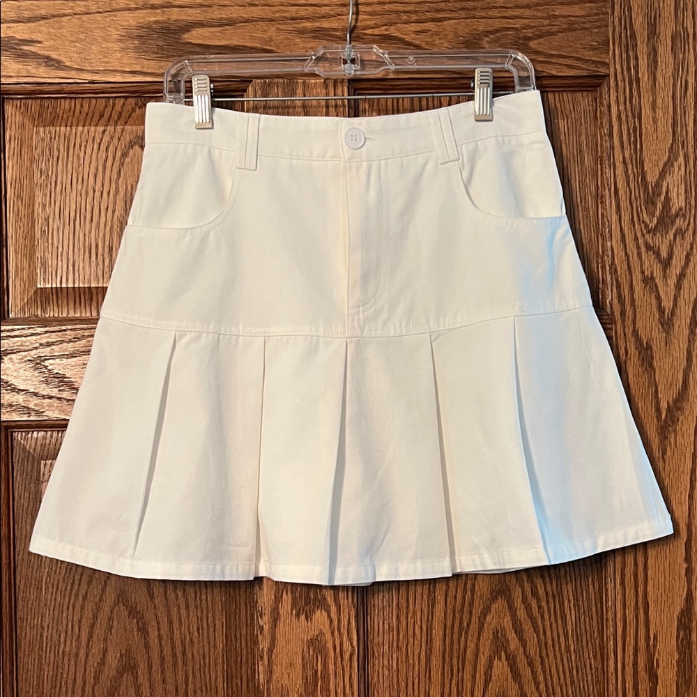 Lili Sidonio White Pleated Skort